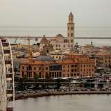 Su tutti svetta il campanile della Cattedrale, ma ben riconoscibile � anche il �cupolone� di Santa Teresa dei Maschi. E poi fanno bella mostra di s� il teatro Margherita, il molo San Nicola e sullo sfondo l�alto faro di San Cataldo 
